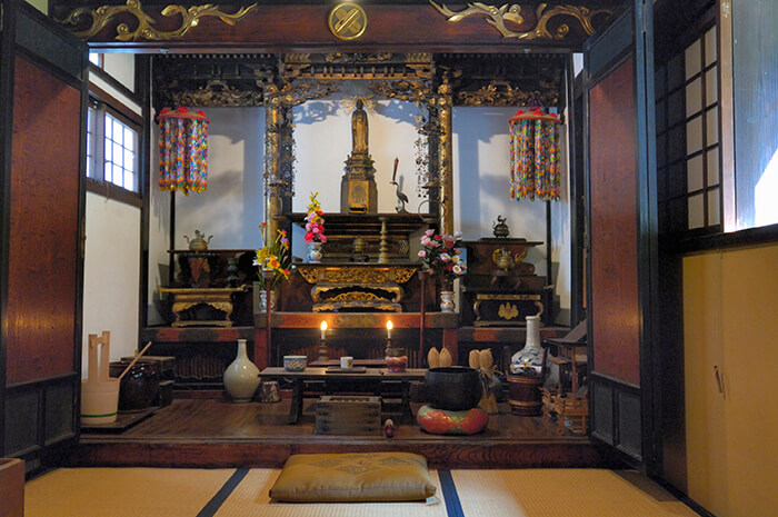 ご遺体を安置します。