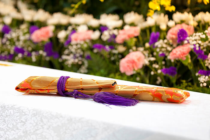 ご遺体を棺に納めます。