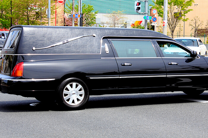 ご遺体を霊柩車に乗せて火葬場までお運びします。