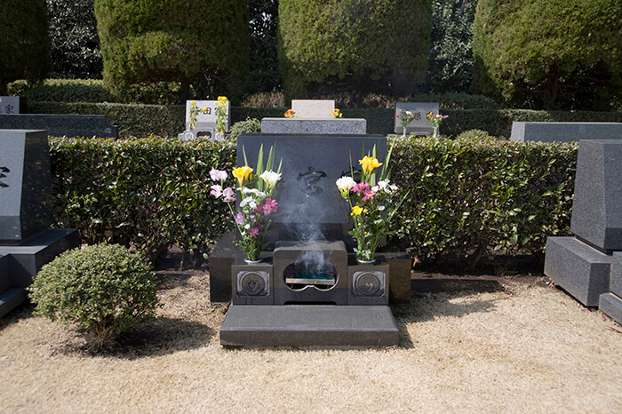 四十九日法要の後に納骨するのが一般的ですが、それより前に行うこともあります。