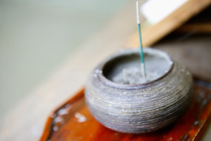 ご家族や親しい友人などが集まり、読経の後、焼香をします